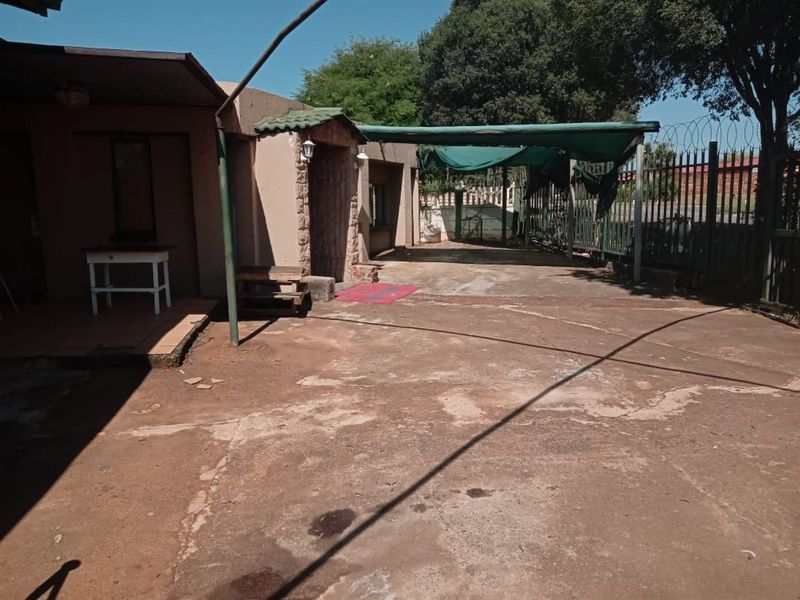 Townhouse For Sale in West Park - Photo 3