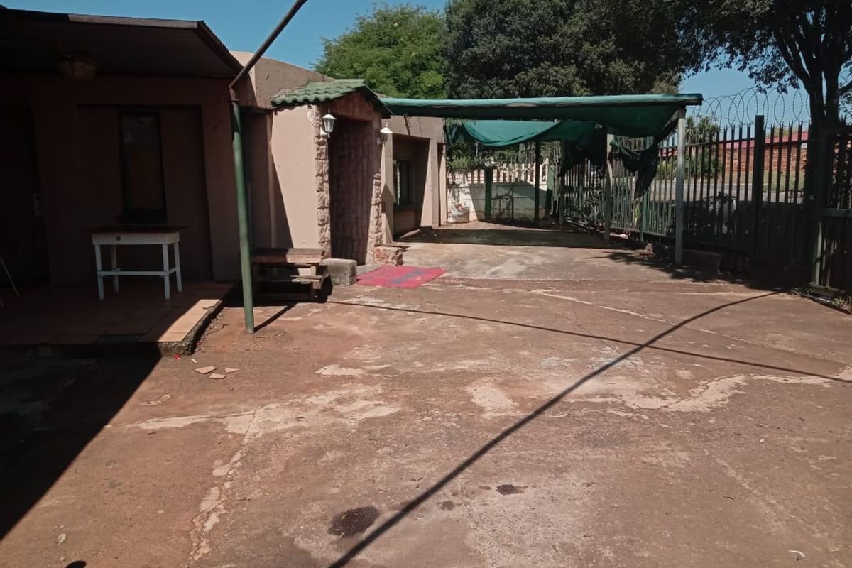 Townhouse For Sale in West Park - Photo 3