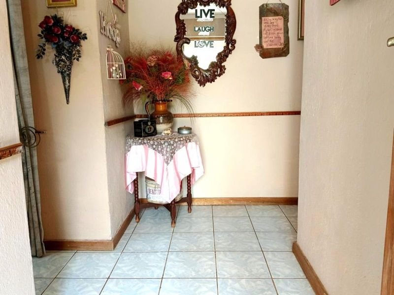 House For Sale in Flora Park - Photo 2