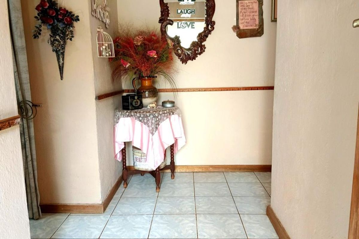 House For Sale in Flora Park - Photo 2