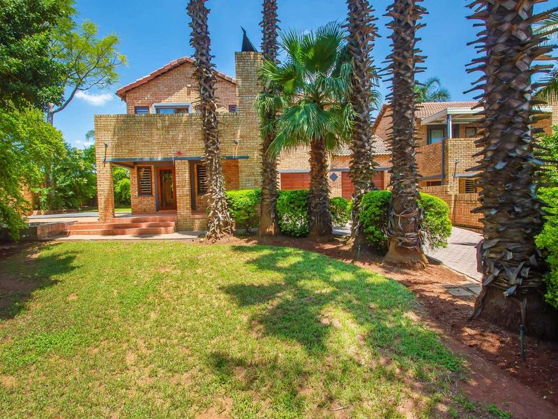 Townhouse For Sale in Ruimsig - Photo 2