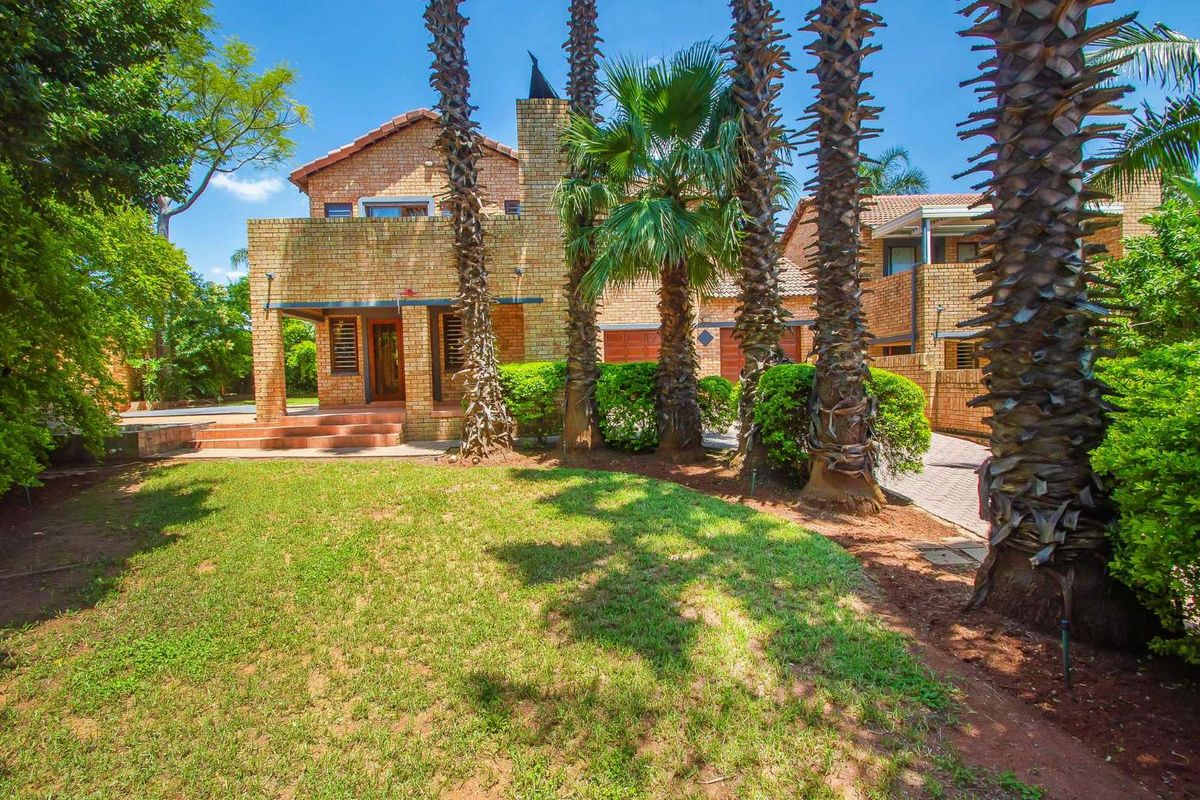 Townhouse For Sale in Ruimsig - Photo 2