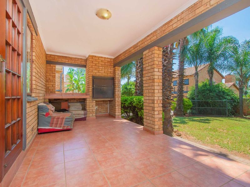 Townhouse For Sale in Ruimsig - Photo 5