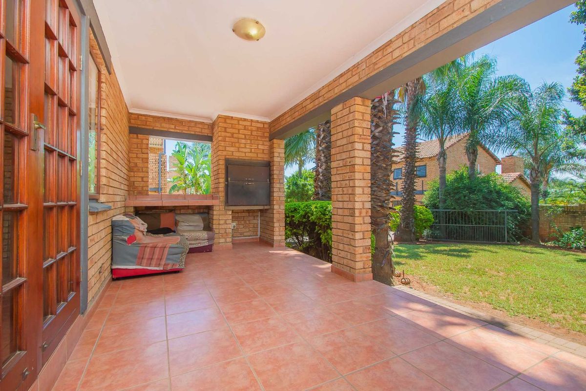 Townhouse For Sale in Ruimsig - Photo 5