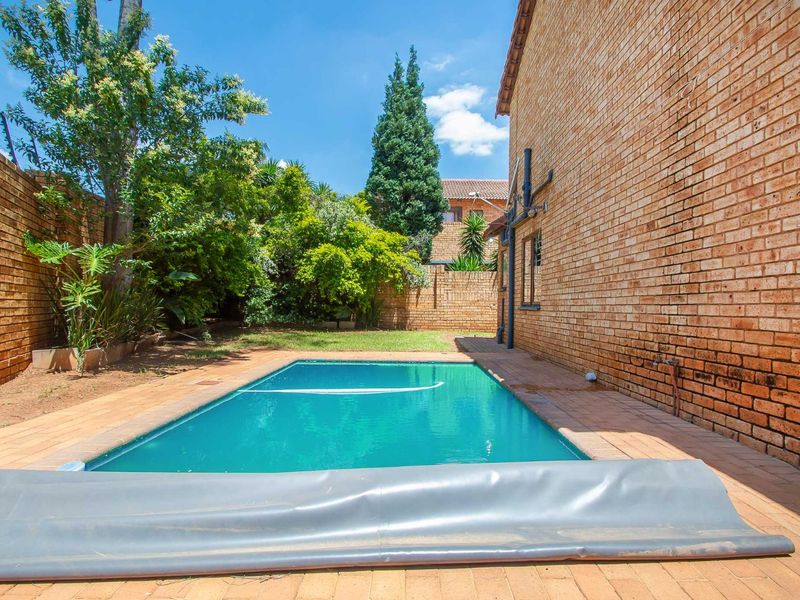 Townhouse For Sale in Ruimsig - Photo 4