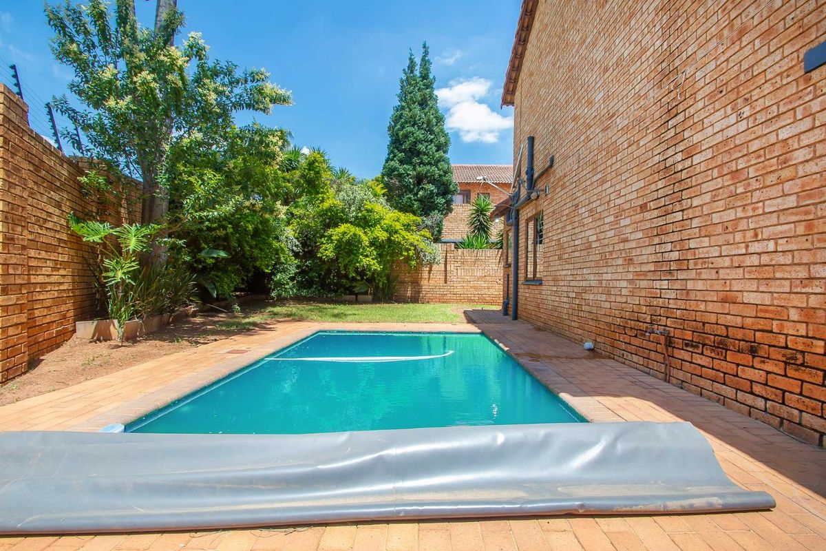 Townhouse For Sale in Ruimsig - Photo 4
