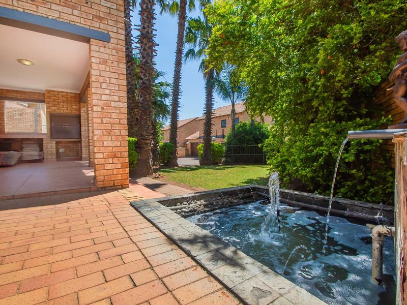 Townhouse For Sale in Ruimsig - Photo 3