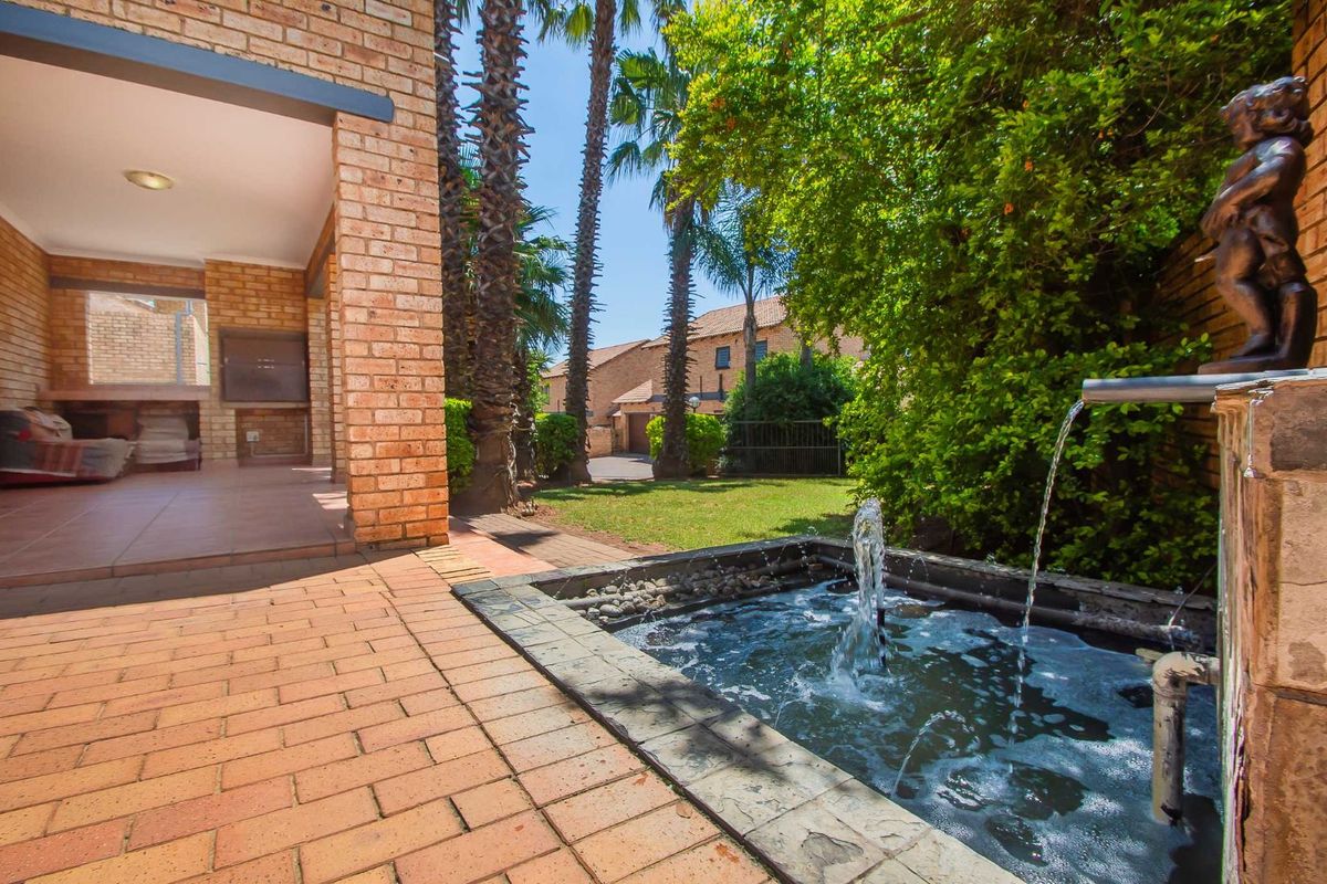 Townhouse For Sale in Ruimsig - Photo 3