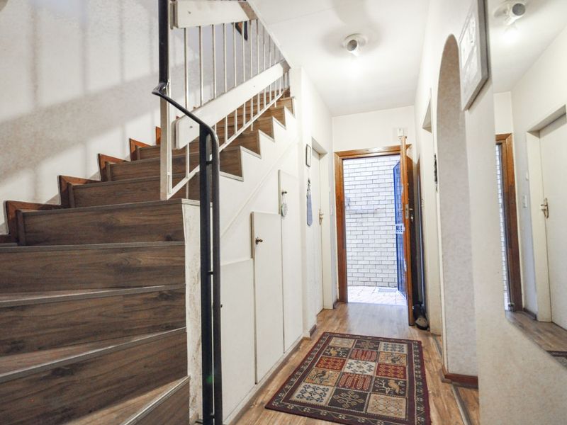 Townhouse For Sale in Faerie Glen - Photo 9