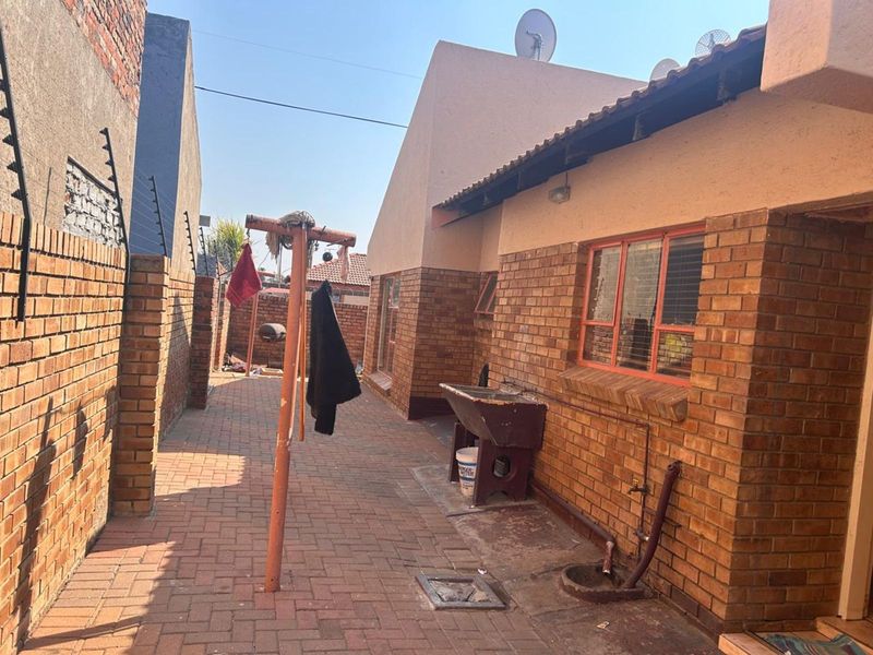 House For Sale in Ivy Park - Photo 8