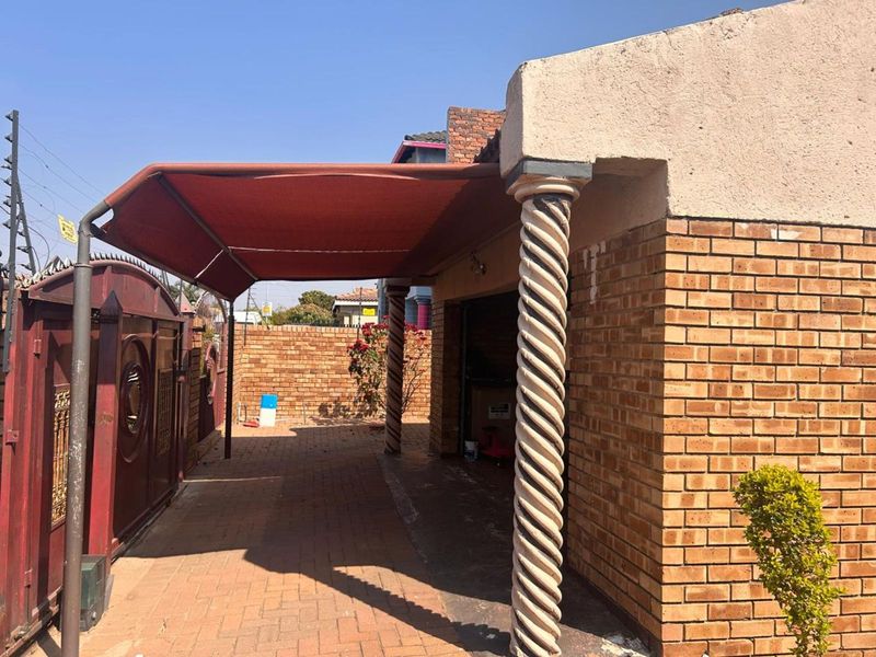 House For Sale in Ivy Park - Photo 2