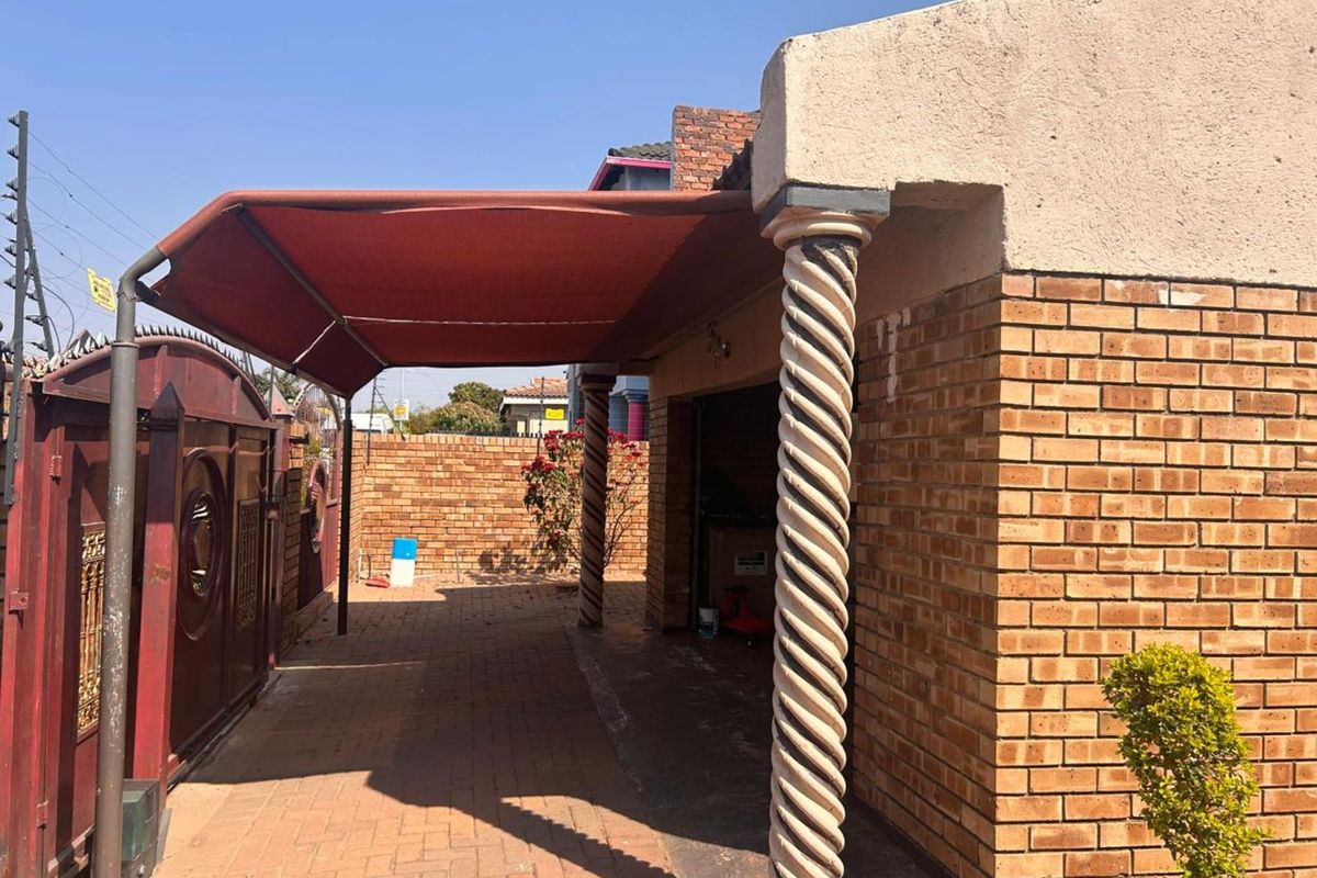 House For Sale in Ivy Park - Photo 2