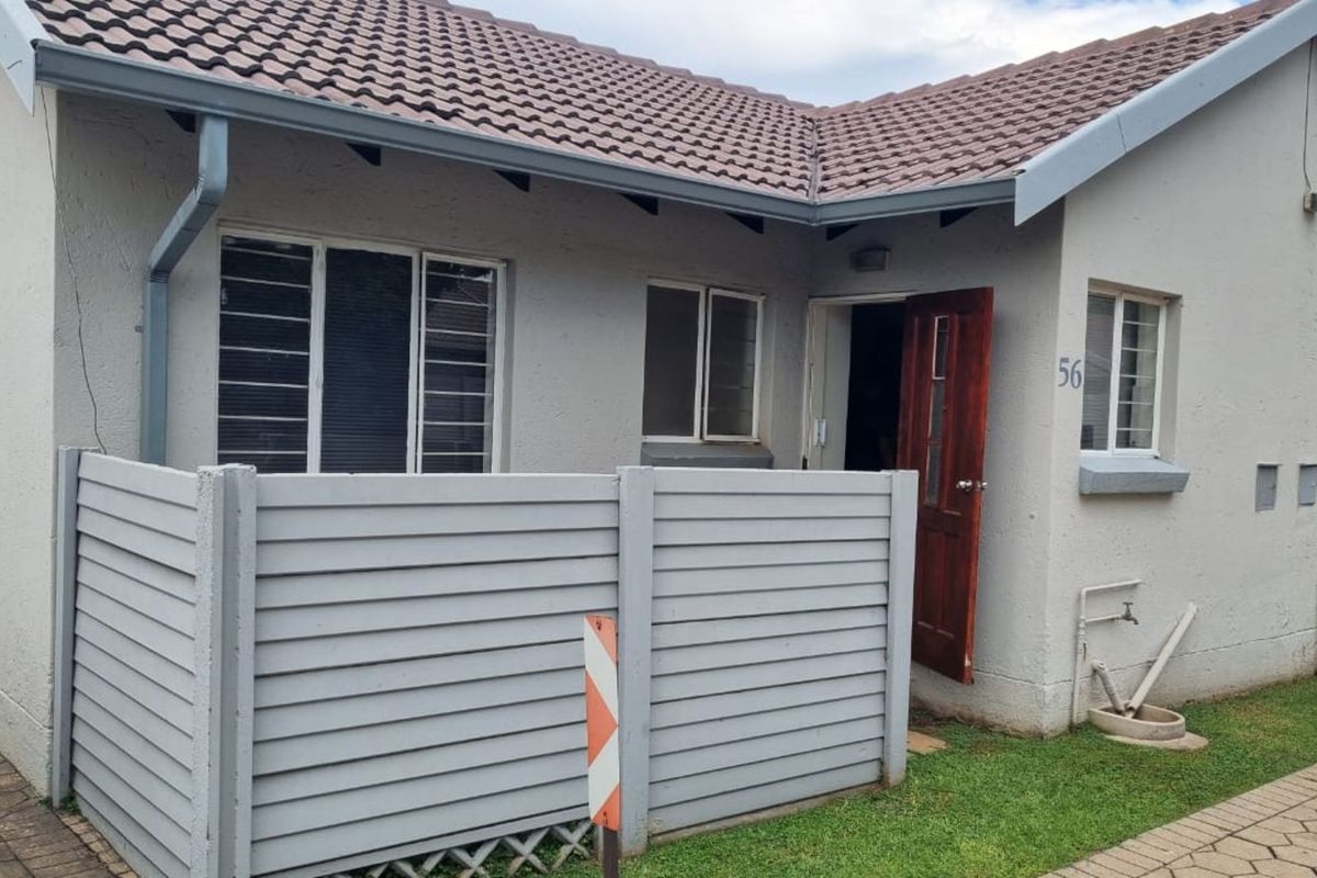 Townhouse For Sale in Rooihuiskraal North - Photo 2