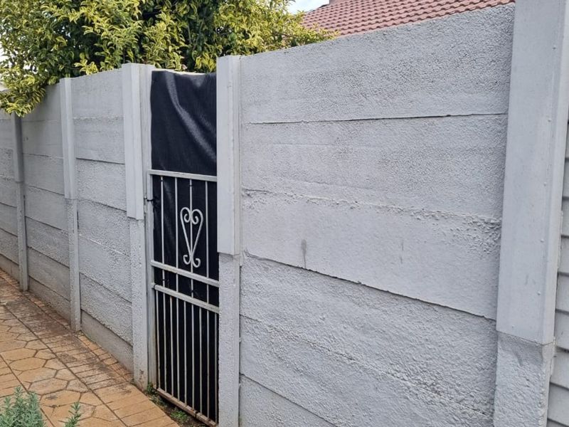 Townhouse For Sale in Rooihuiskraal North - Photo 4