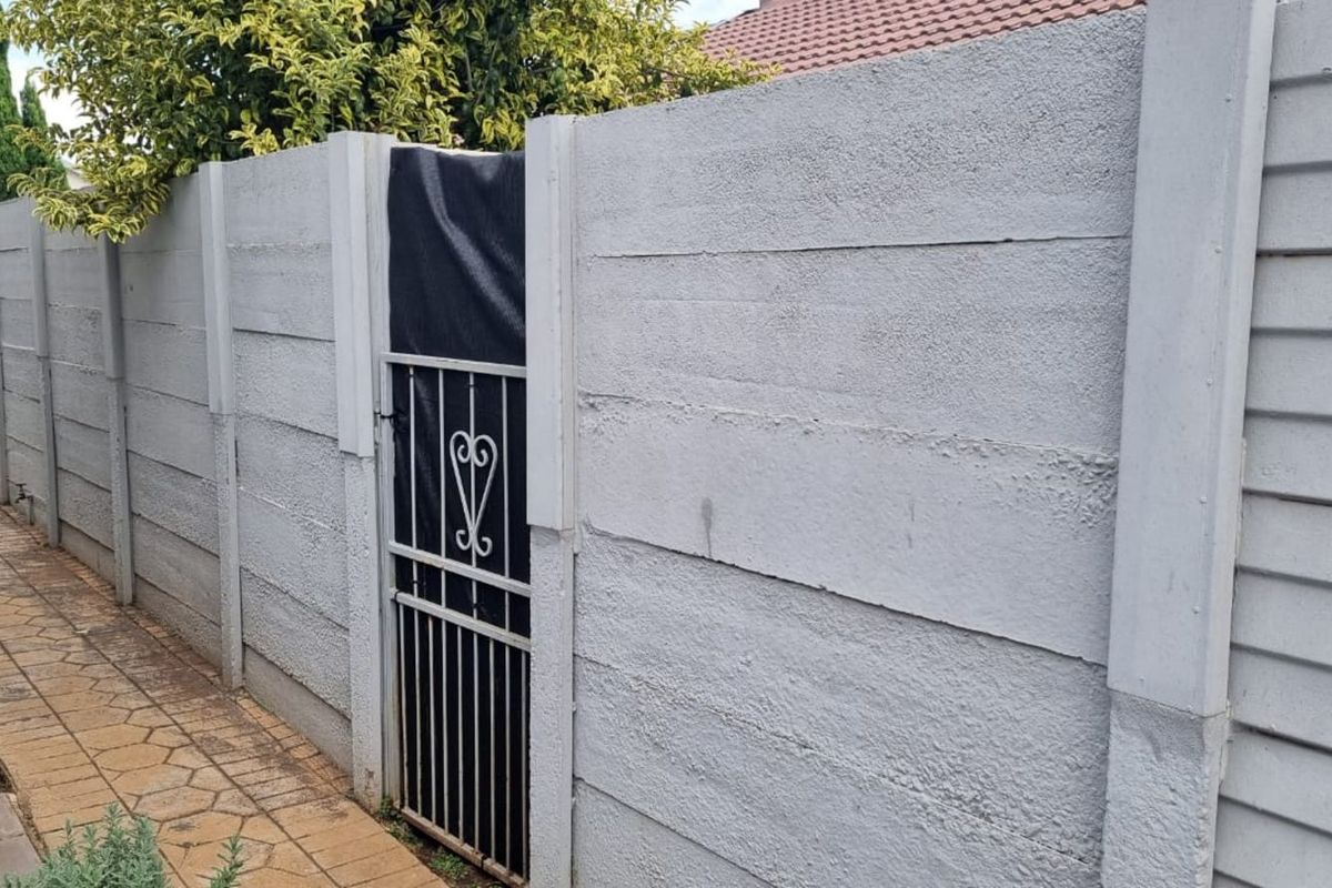 Townhouse For Sale in Rooihuiskraal North - Photo 4