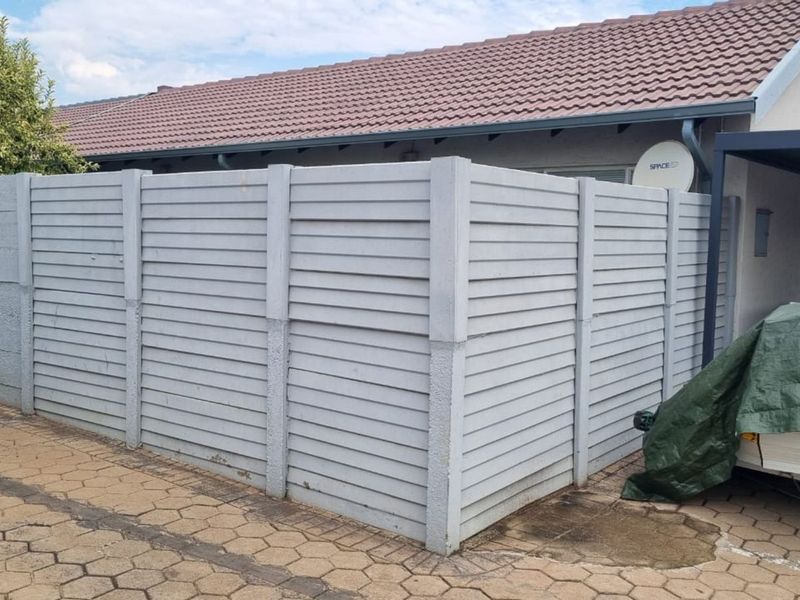 Townhouse For Sale in Rooihuiskraal North - Photo 3