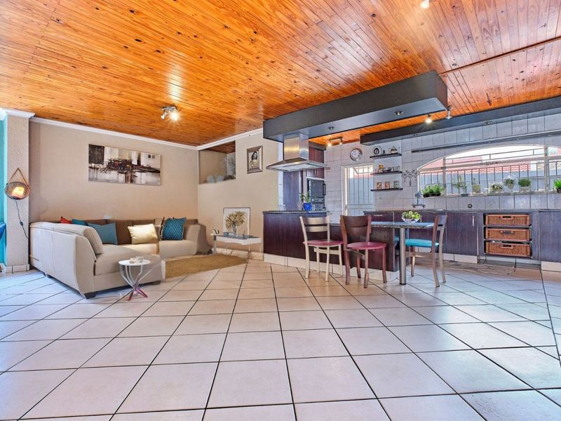 House For Sale in Oakdene - Photo 4