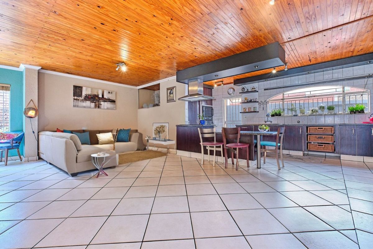 House For Sale in Oakdene - Photo 4