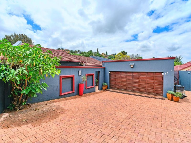 House For Sale in Oakdene - Photo 2