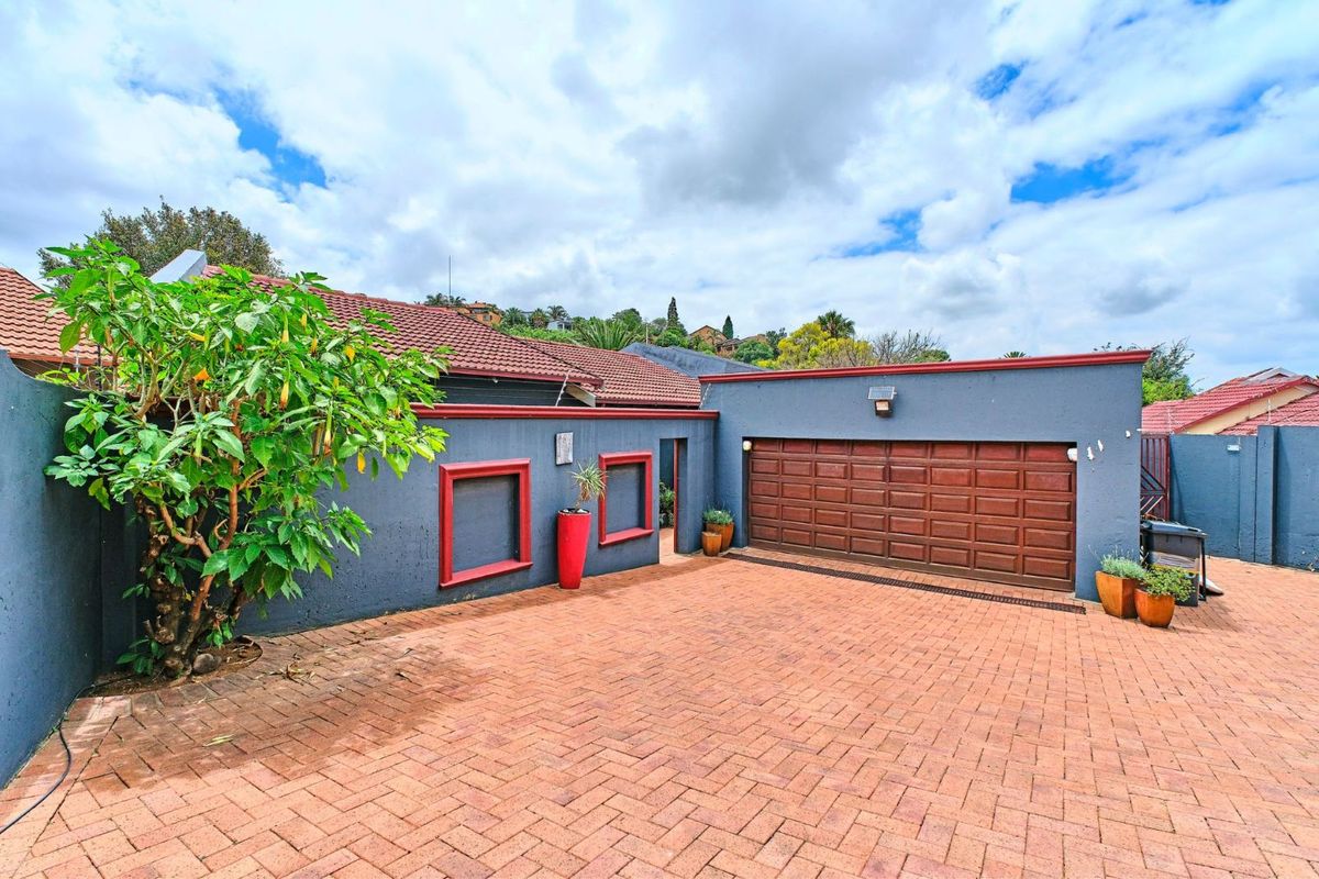 House For Sale in Oakdene - Photo 2