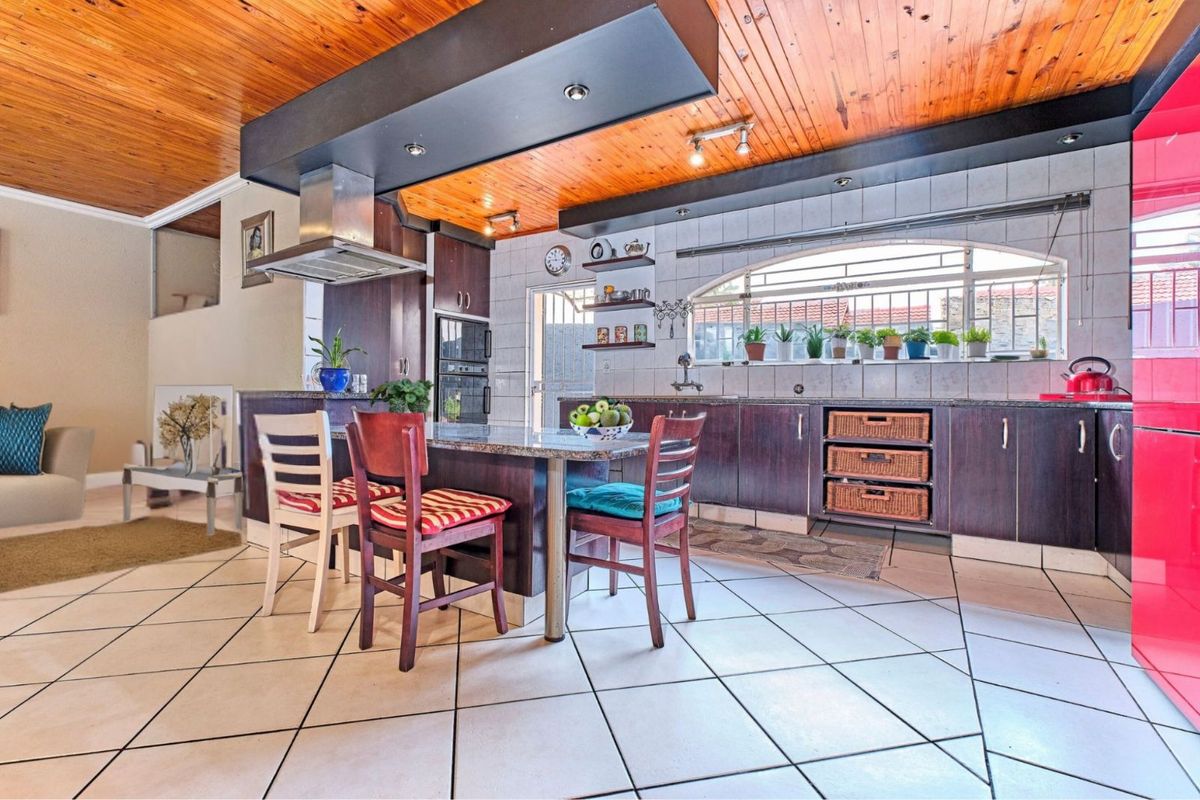 House For Sale in Oakdene - Photo 5