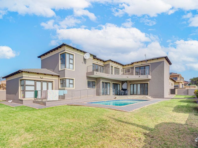 House For Sale in Blue Valley Golf Estate - Photo 3