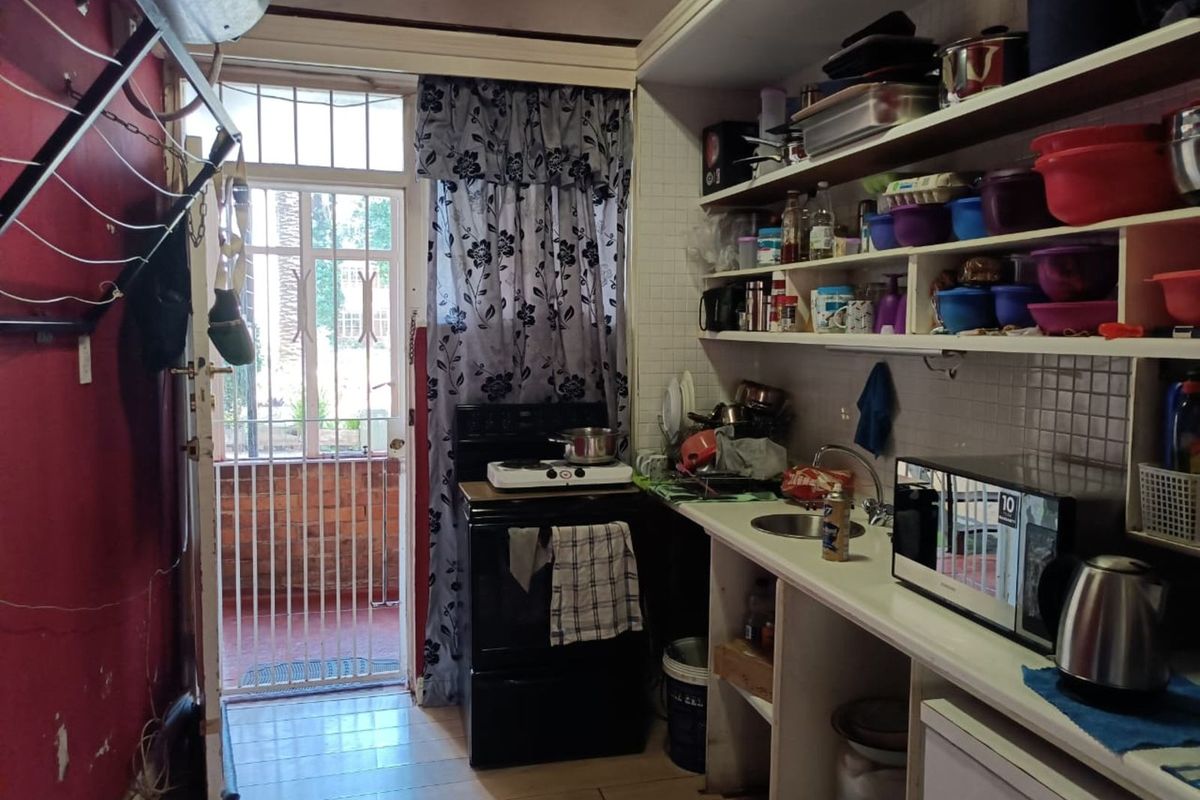 Apartment For Sale in Parktown - Photo 3