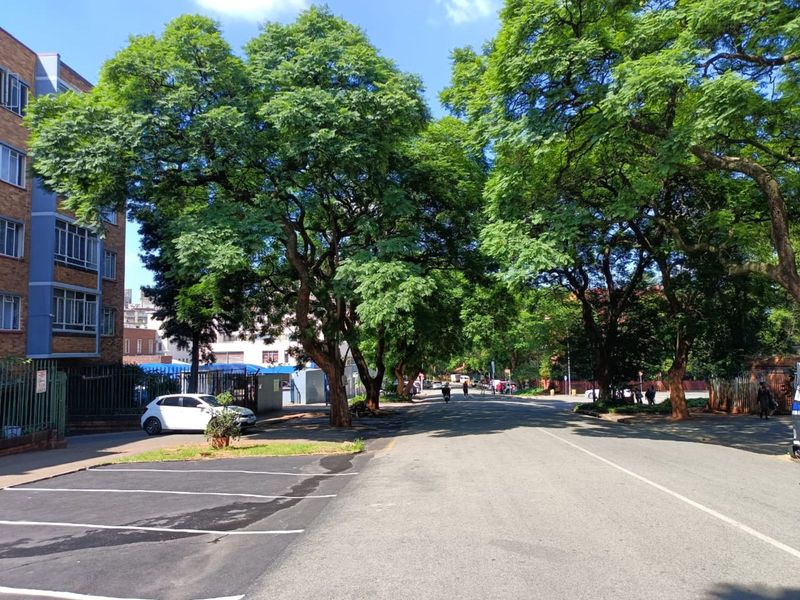 Apartment For Sale in Parktown - Photo 2