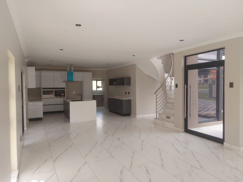 House For Sale in Savannah Country Estate - Photo 2