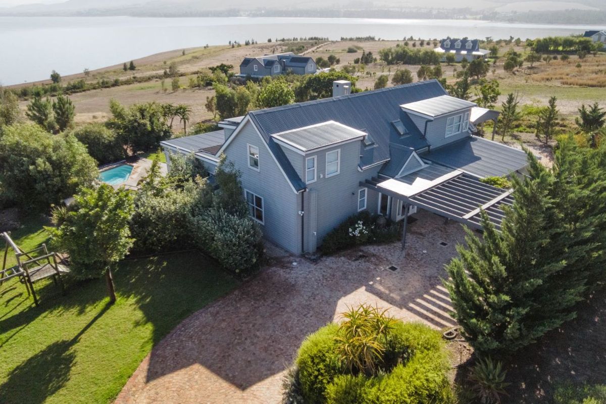 House For Sale in Theewaterskloof - Photo 2