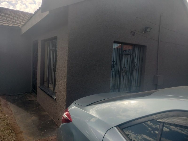Townhouse To Rent in Naledi - Photo 8