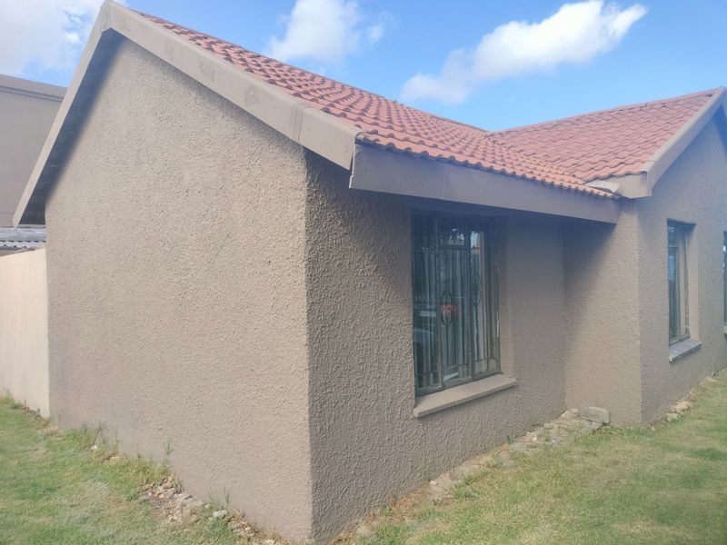 Townhouse To Rent in Naledi - Photo 2