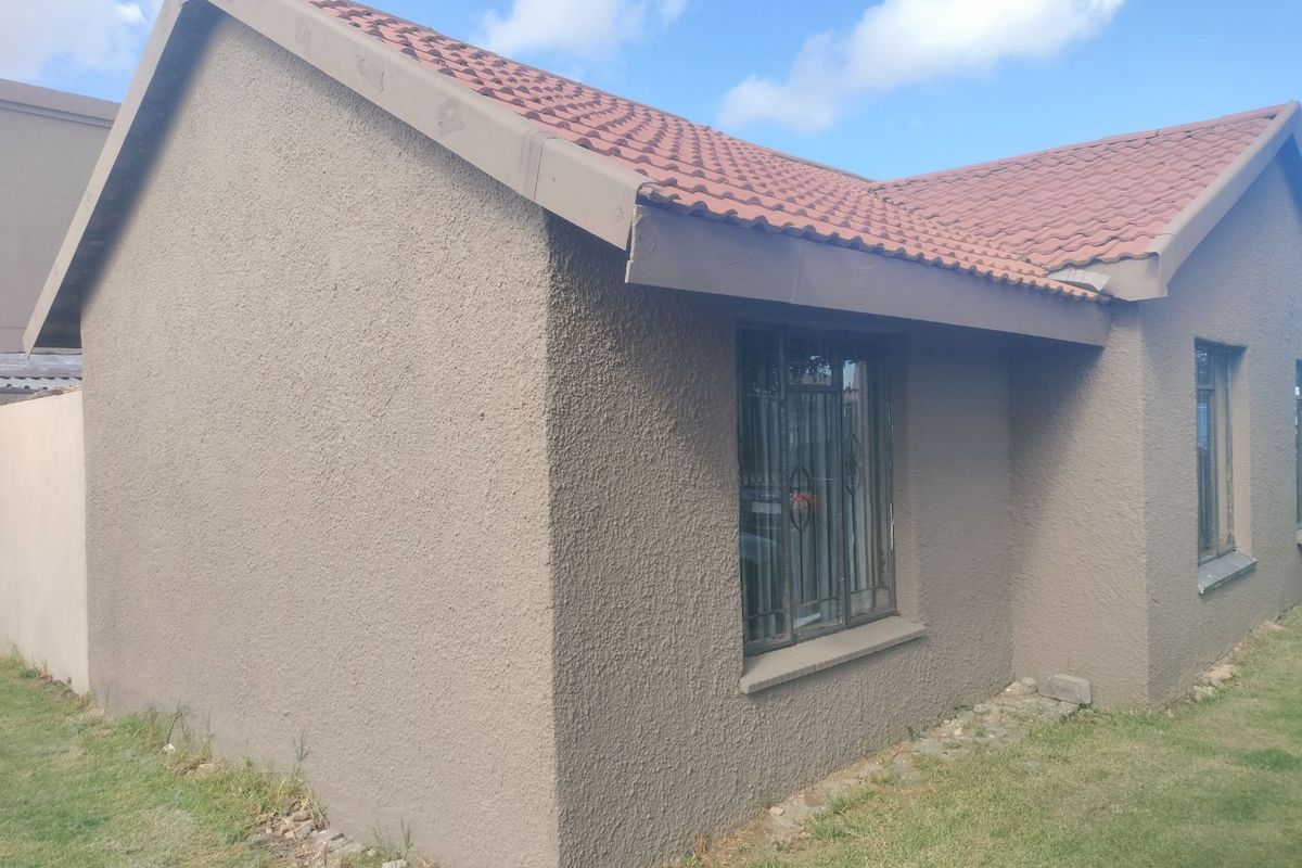 Townhouse To Rent in Naledi - Photo 2