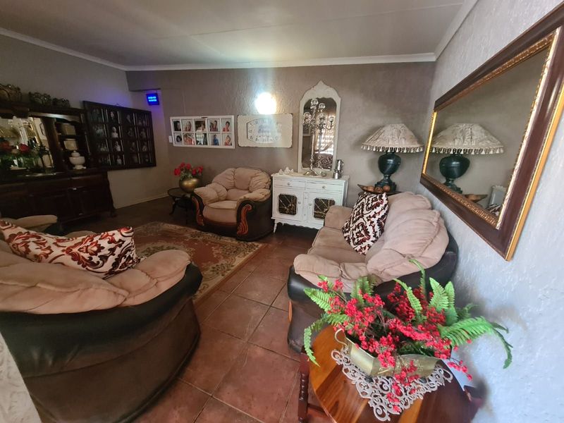 Guest House For Sale in Rhodesdene - Photo 4