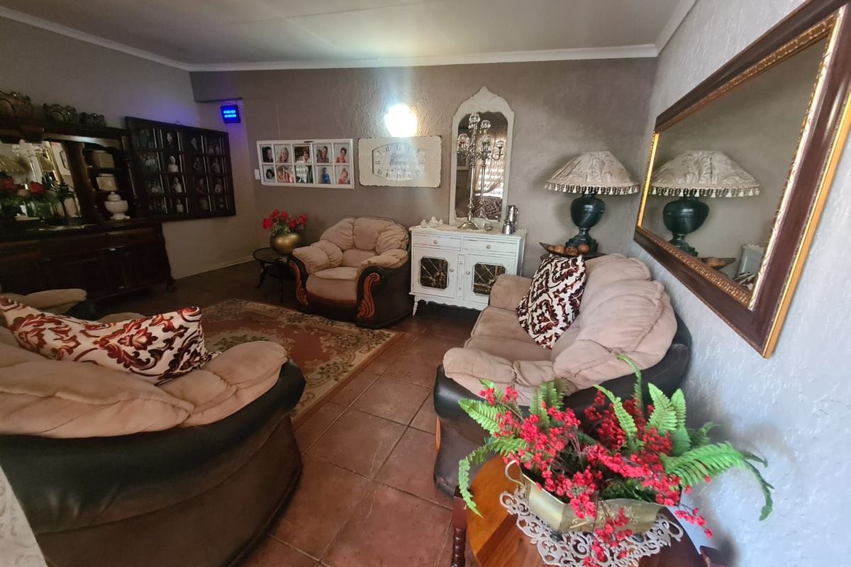 Guest House For Sale in Rhodesdene - Photo 4