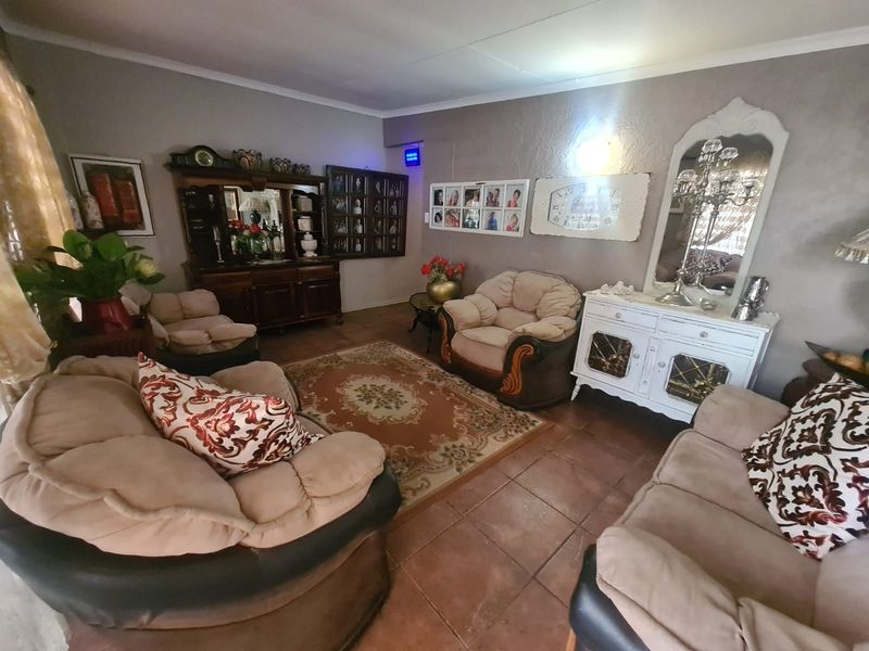 Guest House For Sale in Rhodesdene - Photo 5