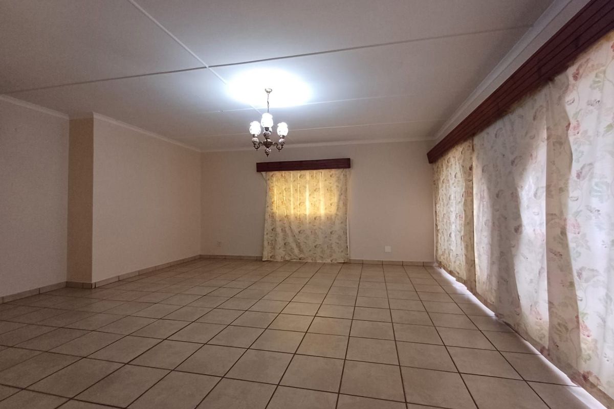 House For Sale in Stilfontein Ext 4 - Photo 4