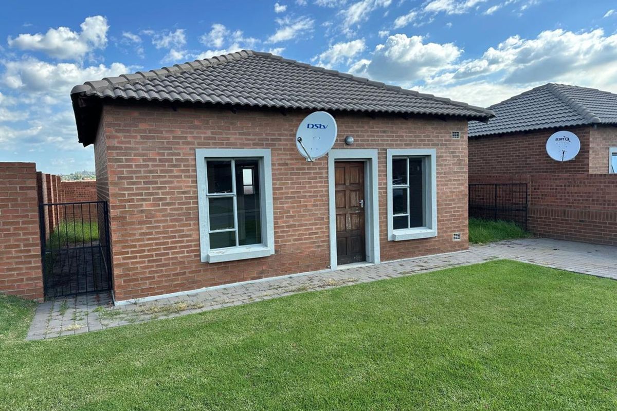 Townhouse For Sale in Terra Nova - Photo 2