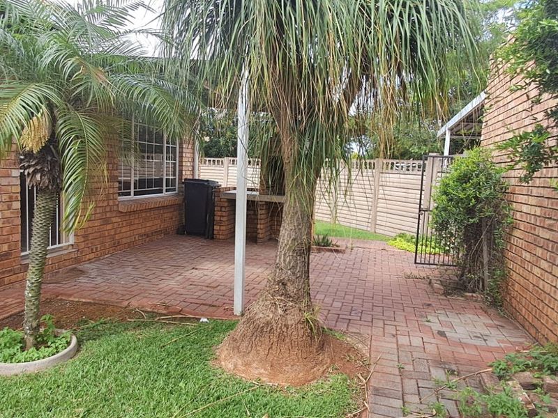 Townhouse For Sale in Doornpoort - Photo 4