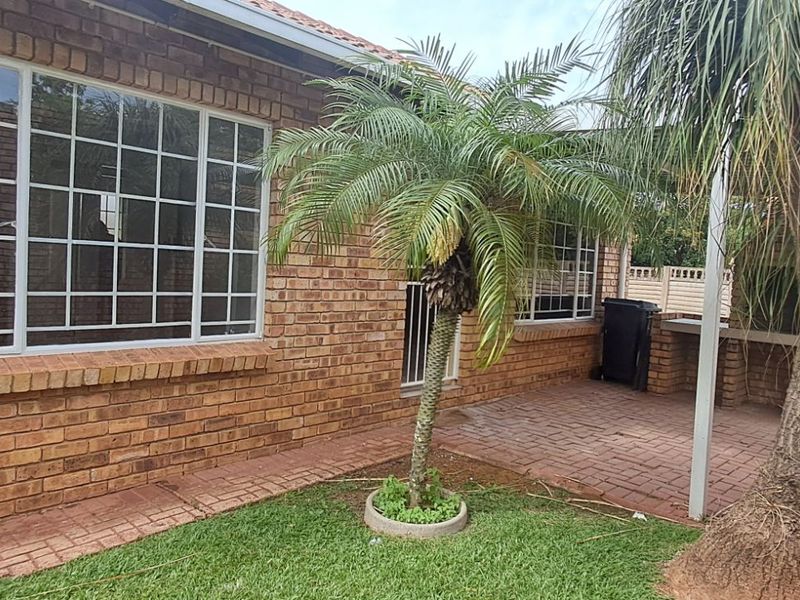 Townhouse For Sale in Doornpoort - Photo 9