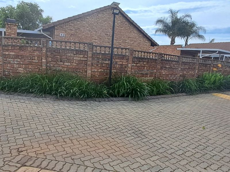 Townhouse For Sale in Doornpoort - Photo 3