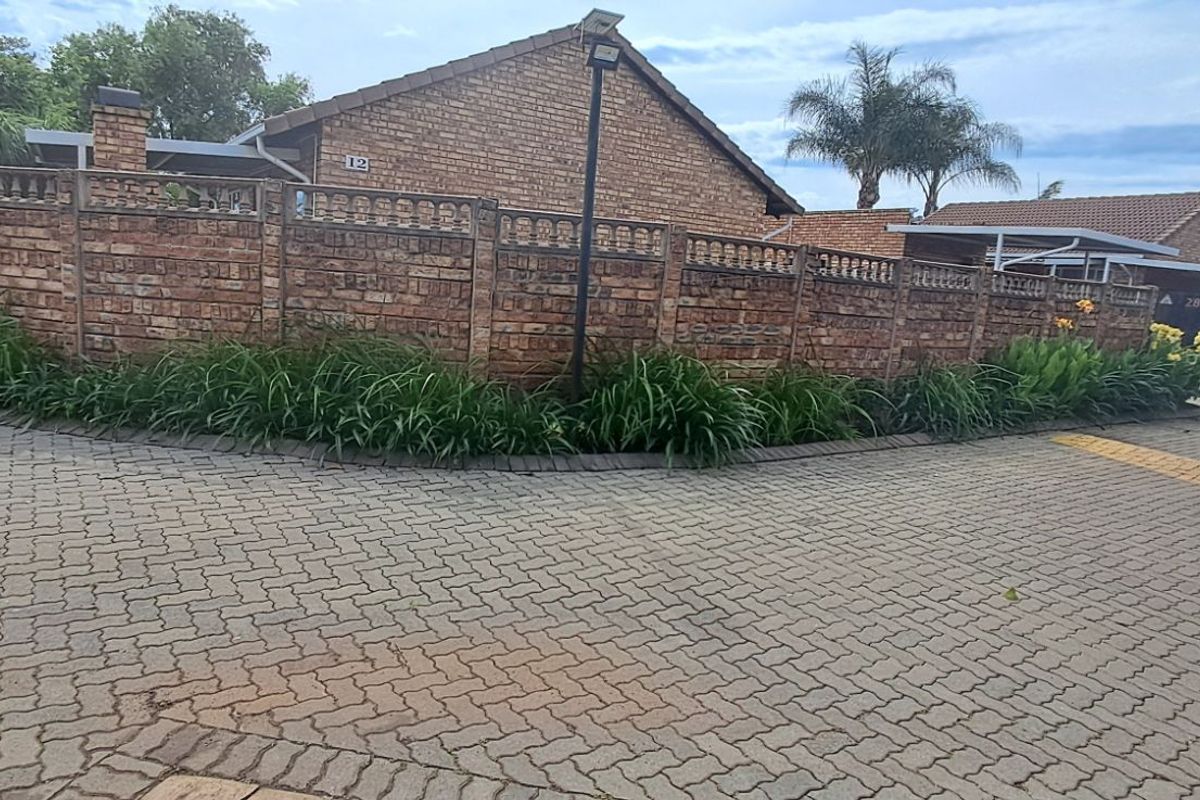 Townhouse For Sale in Doornpoort - Photo 3