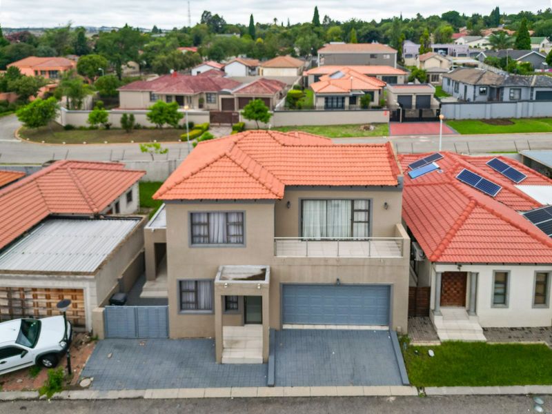 House For Sale in Sagewood - Photo 2