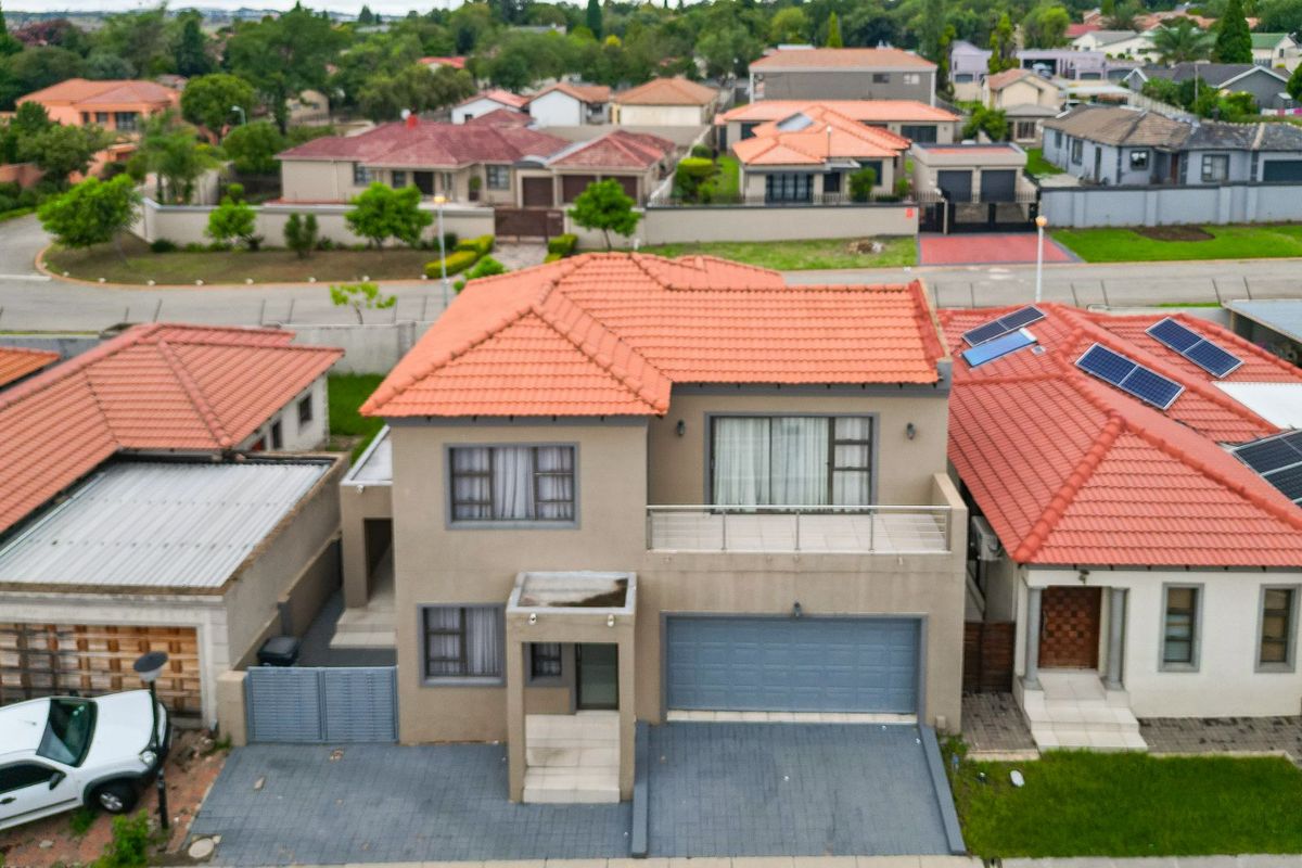 House For Sale in Sagewood - Photo 2