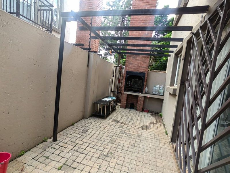 Townhouse For Sale in Pretoria North - Photo 3