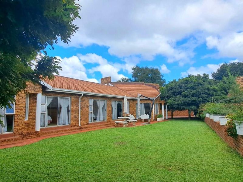 House For Sale in Eldoraigne - Photo 2