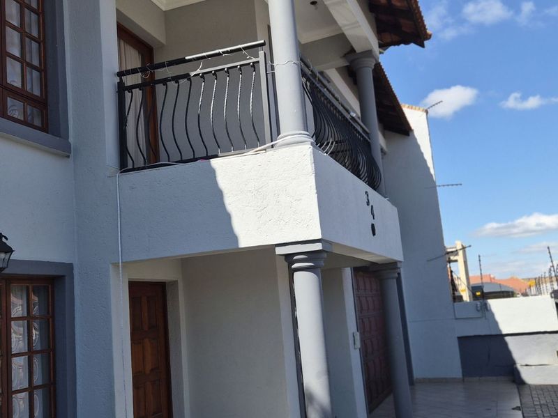 House For Sale in Ivy Park - Photo 2