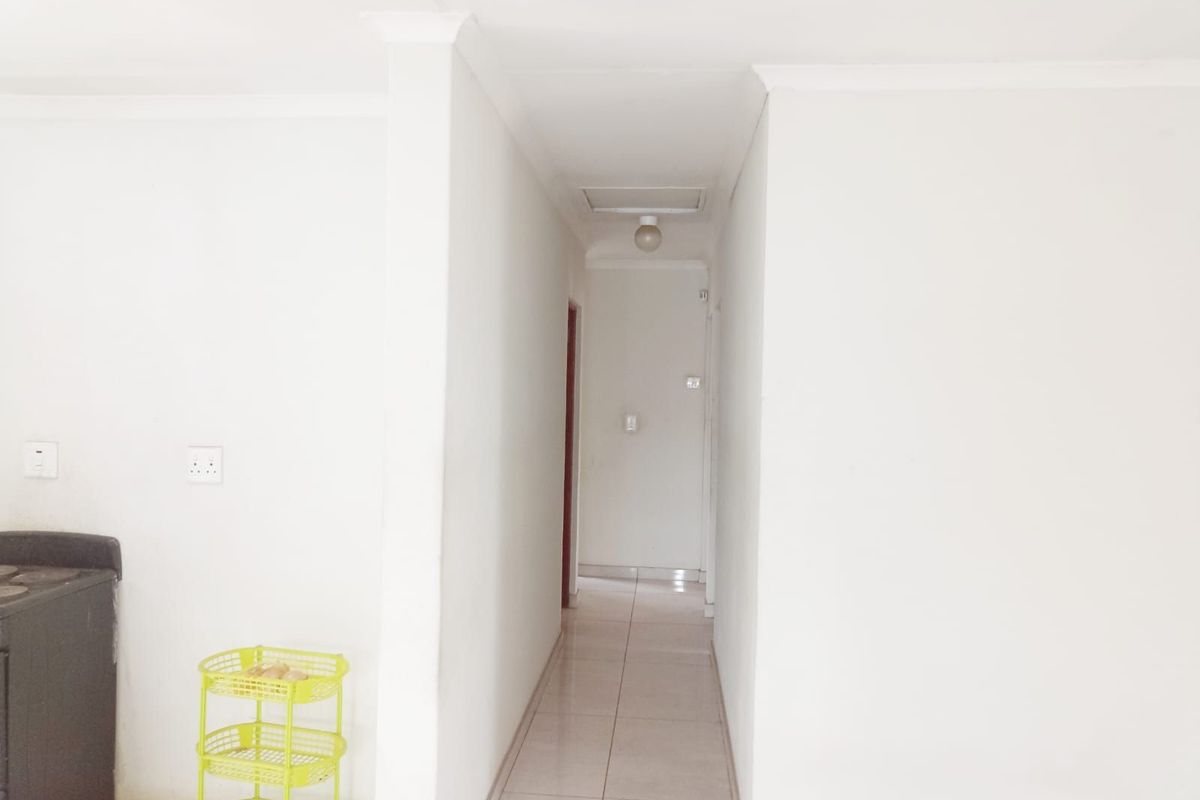 House For Sale in Buhle Park - Photo 4
