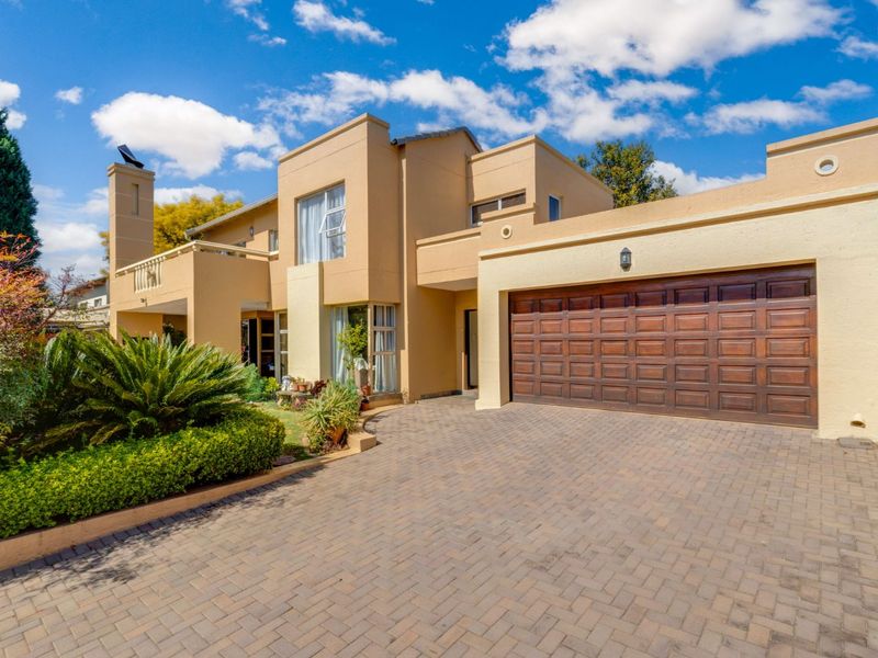 House For Sale in Sunninghill - Photo 1