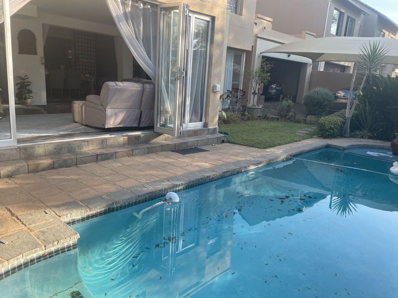 House For Sale in Sunninghill - Photo 2